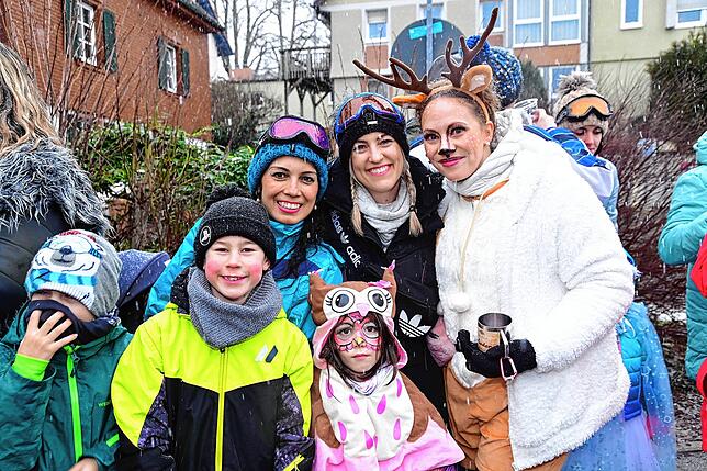 Bild 2: Narren feiern im Schneegestöber und mit Konfettiregen