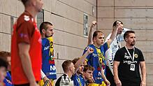 Die Mannschaft der HSG Konstanz II um Trainer Benjamin Schweda (rechts) ist mit zwei Siegen in die Oberliga-Saison gestartet.