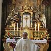 Pfarrer i.R. Karl Boll im Altarraum. Gottesdienste sind am Montag um 7 Uhr, Dienstag um 19 Uhr, Mittwoch bis Samstag um 7 Uhr sowie am ...