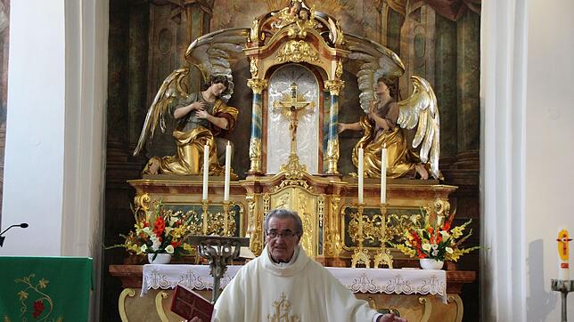 Pfarrer i.R. Karl Boll im Altarraum. Gottesdienste sind am Montag um 7 Uhr, Dienstag um 19 Uhr, Mittwoch bis Samstag um 7 Uhr sowie am ...