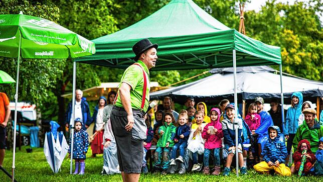 Dem Regen getrotzt &ndash; Clown Pat sorgte für lachende Gesichter beim Familien-Open-Air. Bild: Eva Schreck
