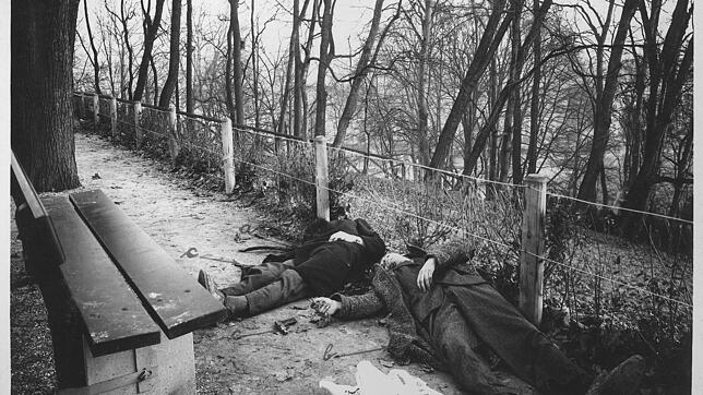 Das Ende der beiden Bankräuber Velte und Sandweg an einer Parkbank im Baseler Margarethenpark. Sie schossen sich gegenseitig in den Kopf.