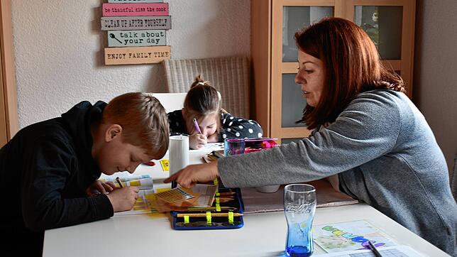 Mareike Wenk beim Homeschooling mit Julian und Amélie &ndash; Johanna ist jetzt wieder im Kindergarten.