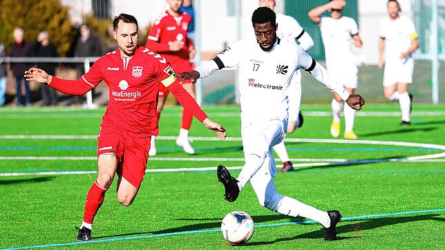 Villingens Winterneuzugang Ibrahima Diakité (rechts) glänzte gegen Lörrach-Brombach. Die Szene zeigt ihn gegen den Lörracher Mirco Böhler.