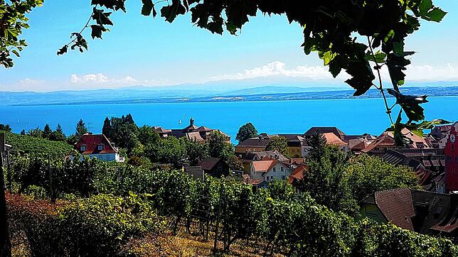 Blick über die Stadt Meersburg auf den türkisfarbenen Bodensee.