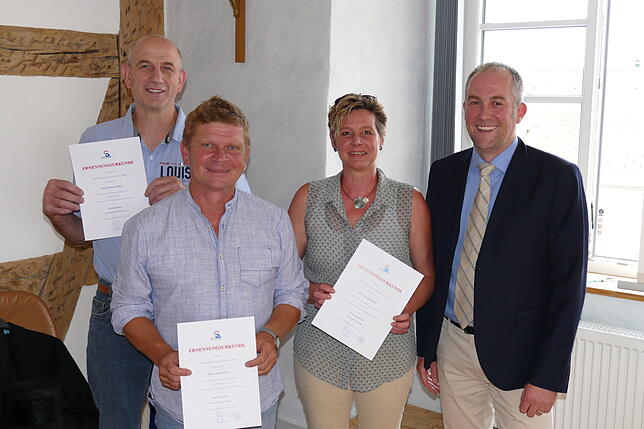 Bürgermeister Maik Lehn (rechts) mit den drei wiedergewählten Ortsvorstehern (von links): Johann Seßler (Frohnstetten), Bruno Pozzi ...