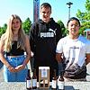 Noreen Machui, Lukas Maier und Leon Brauer (von links) vom Nellenburg Gymnasium präsentieren stolz ihr Abi-Bier, das bisher reißenden ...
