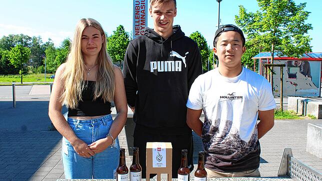 Noreen Machui, Lukas Maier und Leon Brauer (von links) vom Nellenburg Gymnasium präsentieren stolz ihr Abi-Bier, das bisher reißenden ...