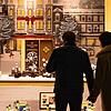 Passanten stehen in Frankfurt vor einem weihnachtlich dekorierten Schaufenster.
