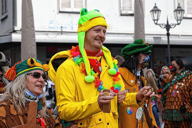 Auch die Froschen stürmten das Rathaus &ndash; OB Simon Gröger klepperte mit ihnen zur Musik.