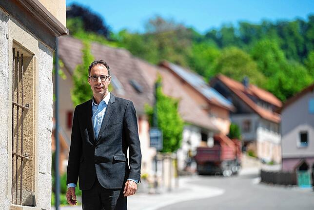 Der Bürgermeister von Braunsbach, Frank Harsch, steht in der Ortsmitte.