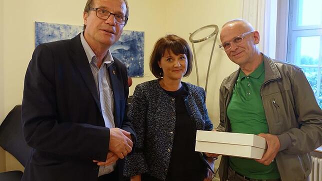 Klaus Eberhardt und Nicole Aellig-Kurz dankten Matthias Schrenk (rechts), der im Arbeitskreis Kunst aufhört.