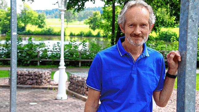 Geschäftsführer Rainer Nobs steht auf der Terrasse des idyllisch gelegenen Hotels und Restaurants „Salinensee“ in Bad ...