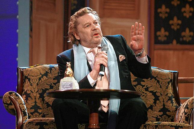 Der für bizarre Auftritte bekannte Visconti-Star Helmut Berger, Schauspieler aus Österreich, sitzt bei der Veranstaltung &bdquo;Teddy ...