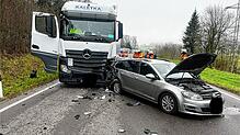 Bei einem schweren Unfall auf der B27 zwischen Blumberg und Riedböhringen sind mehrere Fahrzeuge heftig ineinander gekracht.