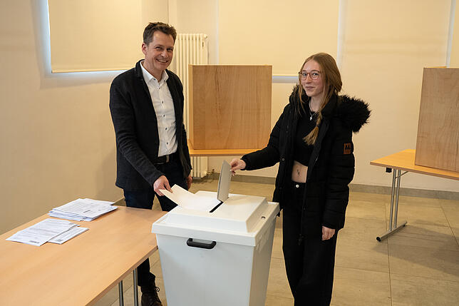Wahllokal VS-Rietheim, Erstwählerin Sara Frensch gibt ihre Stimme bei Wahlhelfer Roland Meßmer ab.