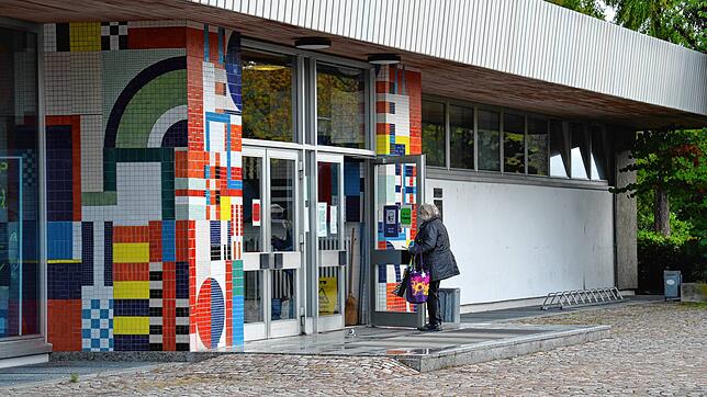 Die coronabedingten Einschränkungen führen zu großem Andrang im Singener Hallenbad. Deshalb werden nun die Zeitfenster gekürzt.