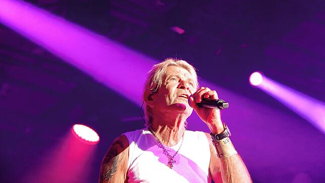 Matthias Reim bei seinem Konzert im Radolfzeller Milchwerk vor rund 1400 Zuschauern. Der 63-Jährige trug beim Auftritt ein weißes ...