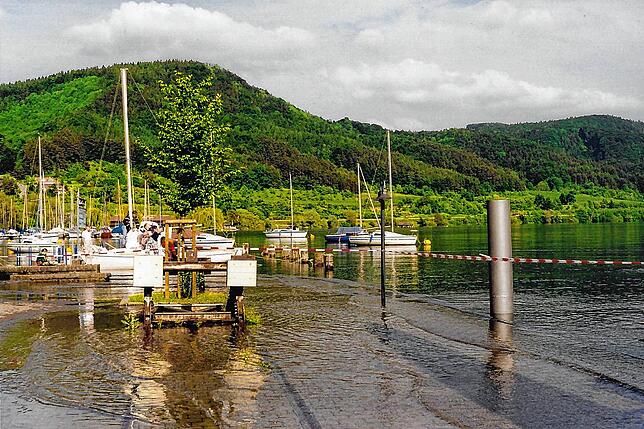 Die Stege an den Anlegern und am Hafen in Bodman waren um Pfingsten 1999 unter Wasser.