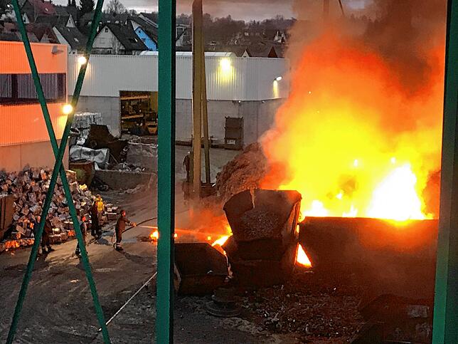 Ein Mitarbeiter der Firma Scholz versucht, das Feuer einzudämmen.