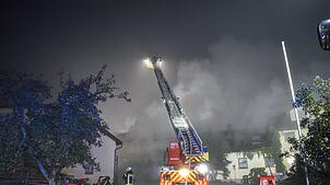 Die Flammen sind von einer Fahrzeughalle auf den Schweinestall übergegriffen.
