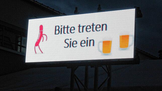 Wer am Donnerstagabend am Kreisimpfzentrum in Tiengen vorbeiging, wunderte sich vielleicht über die tanzende Bratwurst und das Bier auf ...