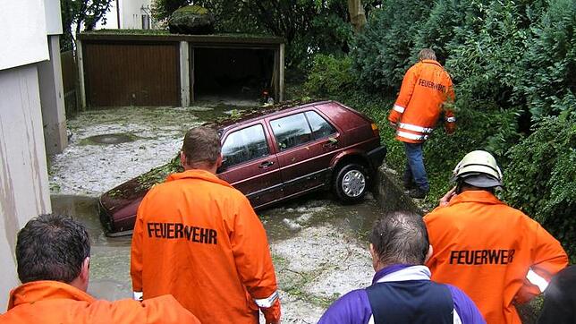 2004: Das heftige Hagelunwetter Anfang Juli 2004 hinterließ in Stockach ein Bild der Verwüstung. Es gab Hagelberge, Zerstörungen oder ...