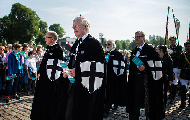 Katholikentag Mitglieder des Deutschen Ordens nehmen an dem Hauptgottesdienst des Katholikentages auf dem Schlossplatz teil. Der Katholikentag (vom ...