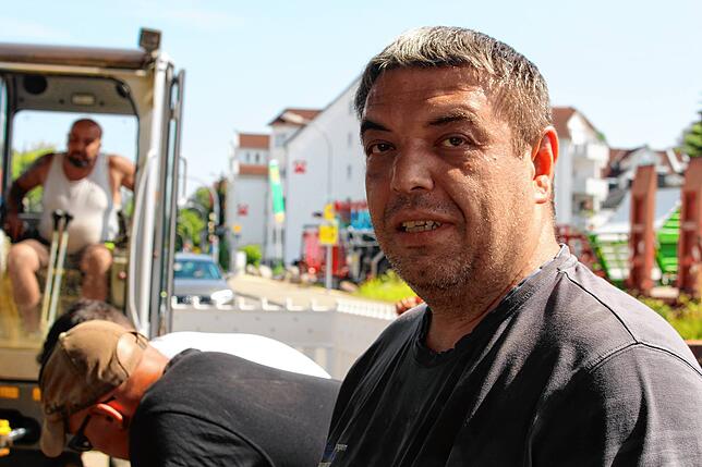 In der Gluthitze: Toni Pendrelli arbeitet für die Donaueschinger Wasserwerke daran, den Rohrbruch in der Güterstraße wieder zu beheben.