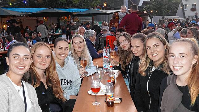 Geselligkeit und gute Laune kennzeichneten das 52. Bermatinger Weinfest, das an allen drei Tagen trotz kühler Abende zahlreiche ...