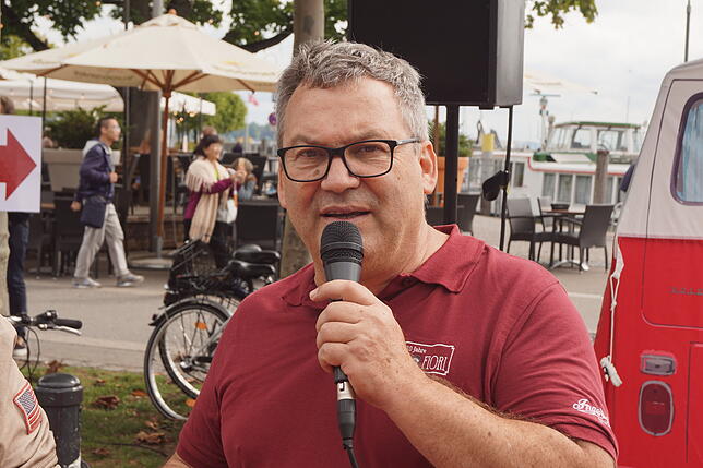 Bild 11: 200 Oldtimer waren auf der Hafenmeile zu sehen. Sechs davon haben wir uns von ihren Besitzern persönlich vorstellen lassen.