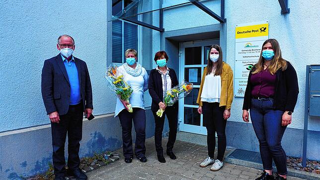 Bürgermeister Manfred Weber (von links), Mandy Wolfram, Gerda Oschwald, Katharina Bercher und Dana Köpfler freuten sich über die ...