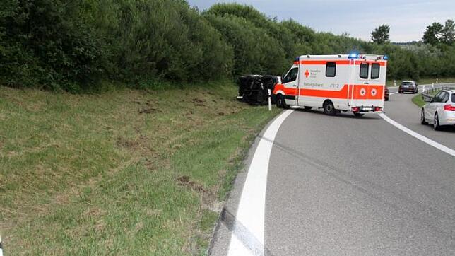 Ins Schleudern geraten: ein VW-Bus auf der Autobahnabfahrt in Richtung Bad Dürrheim. Bild: Hornfix
