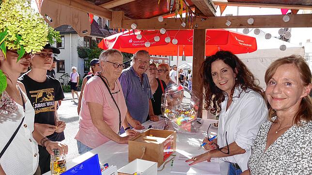 Ansturm auf den Stand der Gemeinde: Die 2500 Lose für die Tombola waren alle bereits schon am Samstag verkauft