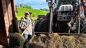 Egon Gommeringers Aufgaben auf den Bergbauernhöfen sind vielfältig: Er hilft im Stall, auf der Weide und bei sonstigen Aufgaben, die auf ...