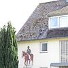 Ein lebensgroßer Reiter ziert seit 52 Jahren die Hauswand der Zeppelinstrasse 281 in Fischbach.