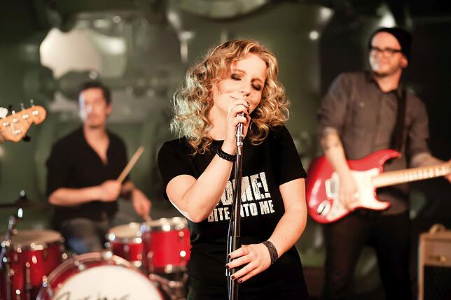Christina Rommel bietet deutschen Rock und das Live-Erlebnis "Schokolade – Das Konzert". Mit ihrem Auftritt startet das Kulturforum ...