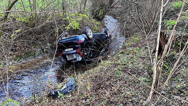 Das Unfallauto liegt auf dem Dach im Bach.