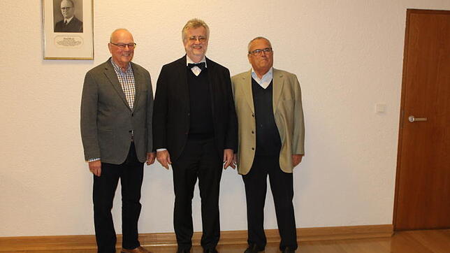 Vorsitzender Werner Echte (von links) vom Geschichts- und Heimatverein Villingen hofft auf weitere Vorträge von Thomas Schnabel, Leiter ...