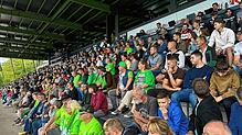 Richtig voll geworden: Die Tribüne der MS-Technologie-Arena des FC 08 Villingen beim Spiel VfL Wolfsburg gegen Spezia Calcio aus dem ...
