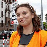 &bdquo;Viele Radfahrer ignorieren Absprerrungen, Infotafeln und unsere Anweisungen&ldquo;, sagt Ordnerin Fabienne Bulz.