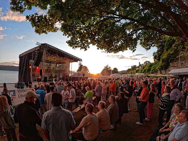 Zum Abschluss des Sound Beach Festivals erleben die Zuschauer beim Schlager Beach einen herrlichen Sonnenuntergang.