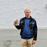 Thomas Kuphal, 55, Kabarettist aus Überlingen, mit seiner Handpuppe „Jammerlappen“.