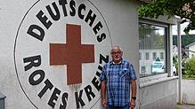 Willi Hils steht vor der DRK Rettungswache in St. Georgen. Bereits seit 57 Jahren engagiert er sich im Roten Kreuz.