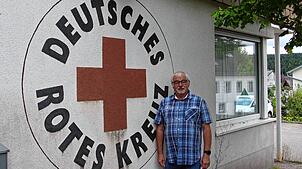 Willi Hils steht vor der DRK Rettungswache in St. Georgen. Bereits seit 57 Jahren engagiert er sich im Roten Kreuz.