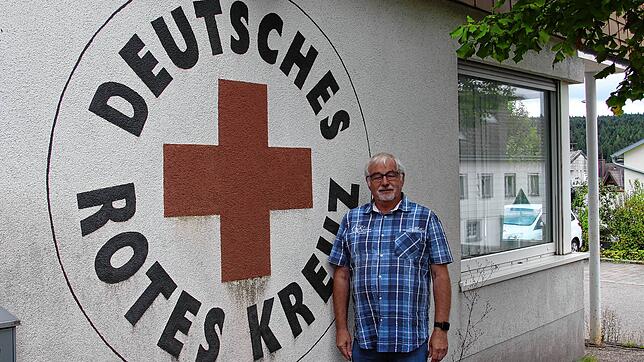 Willi Hils steht vor der DRK Rettungswache in St. Georgen. Bereits seit 57 Jahren engagiert er sich im Roten Kreuz.