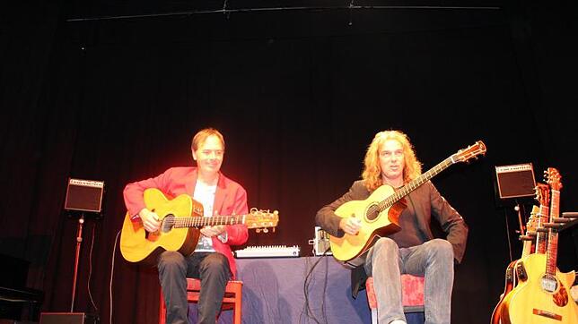 Ralf Illenberger (links) und Peter Autschbach bei ihrem umjubelten Konzert im Rahmen des Gitarrenfestival Akkorde im Ali-Theater in ...