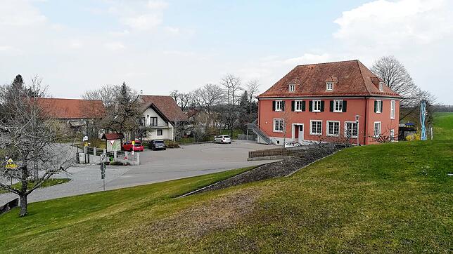 So sieht der Dorfplatz derzeit aus. Nach der Umgestaltung soll er zum Ort der Begegnung für Jung und Alt werden.
