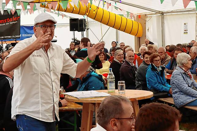 Im Festzelt der Unterkirnacher Tauziehfreunde unterhält Thmoas Moser mit seiner Schwertgosch.