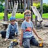 Die Zwillinge Simon und Erik (7) sandeln auf dem Spielplatz in Tengen-Watterdingen. Ihnen gefällt es, dass sie auf dem Platz klettern ...